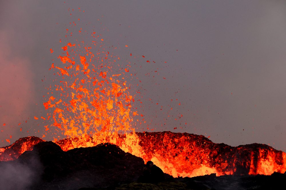 Fließende Lava während eines Vulkanausbruchs auf Island