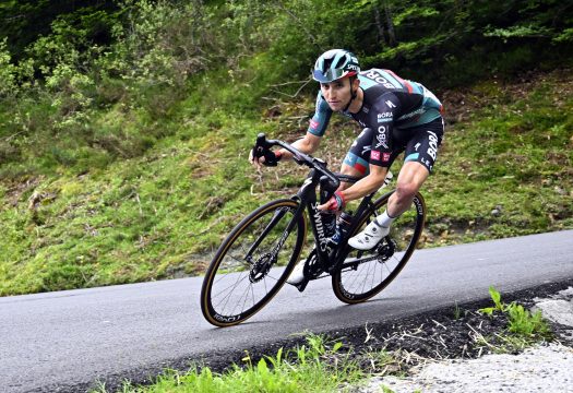 Jai Hindley feierte doppelt in Laruns: Neben dem Tagessieg sicherte sich der Australier auch das Gelbe Trikot (Bild: Jasper Jacobs/Belga)