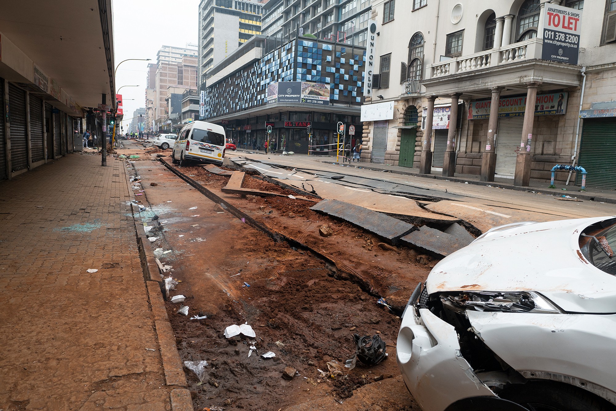 Die durch die Gasexplosion beschädigte Straße in Johannesburg (Bild: Luca Sola/AFP)