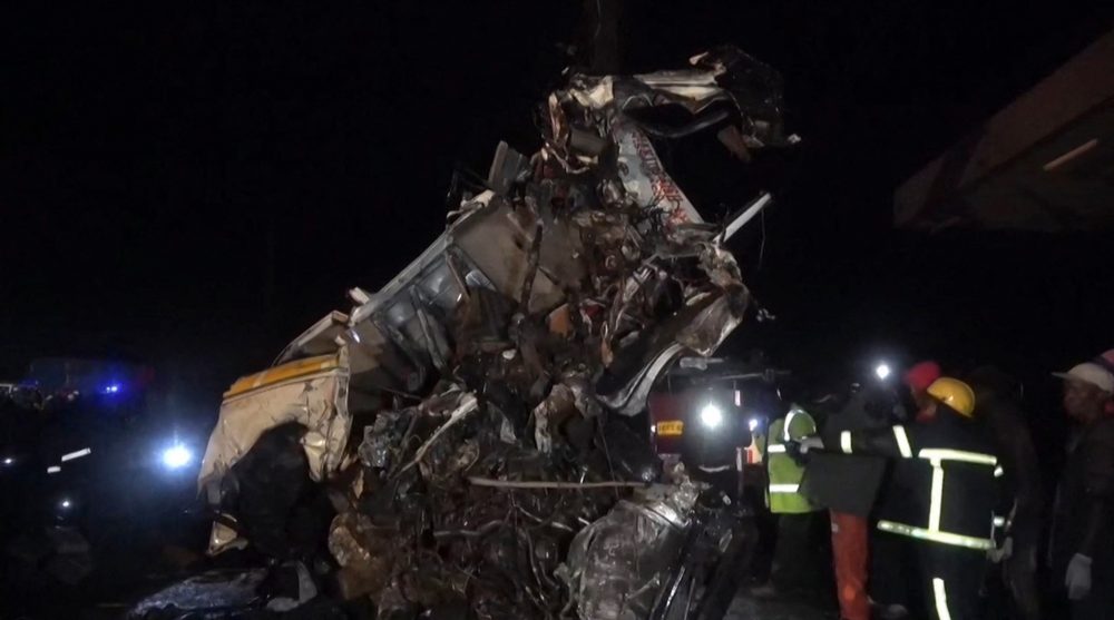 Nach Massenkarambolage in Kenia: Ein Autowrack am Unfallort (Bild: AFPTV/AFP)