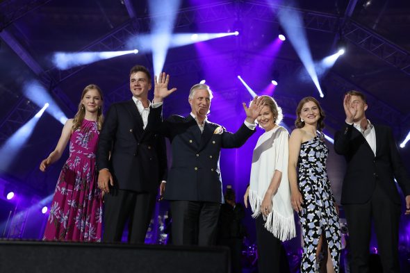 König Philippe und Familie zeigten sich am Ende des Abends noch einmal auf der Bühne (Bild: Nicolas Maeterlinck/Belga)