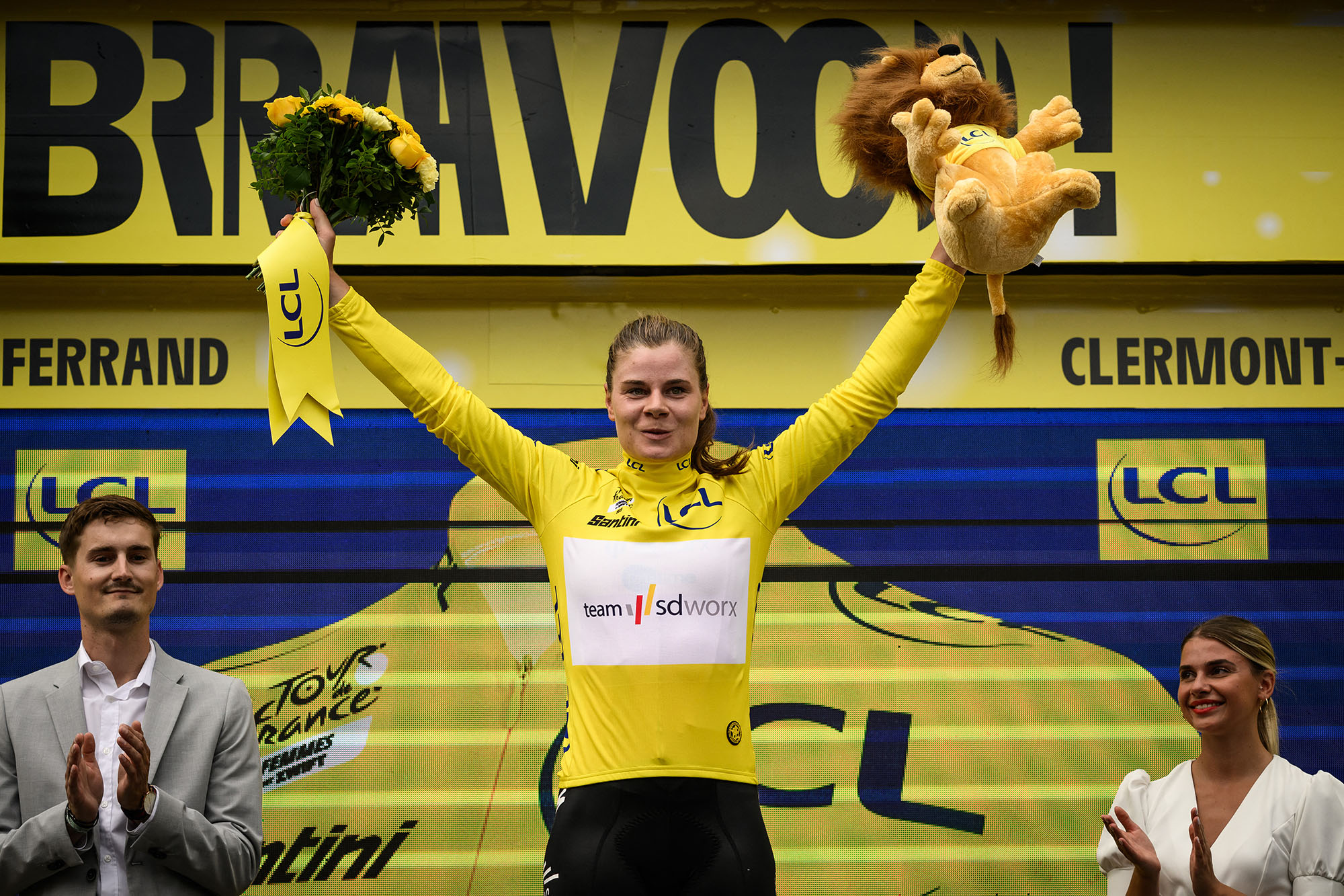 Lotte Kopecky im Gelben Trikot der Tour de France (Bild vom 23. Juli 2023)