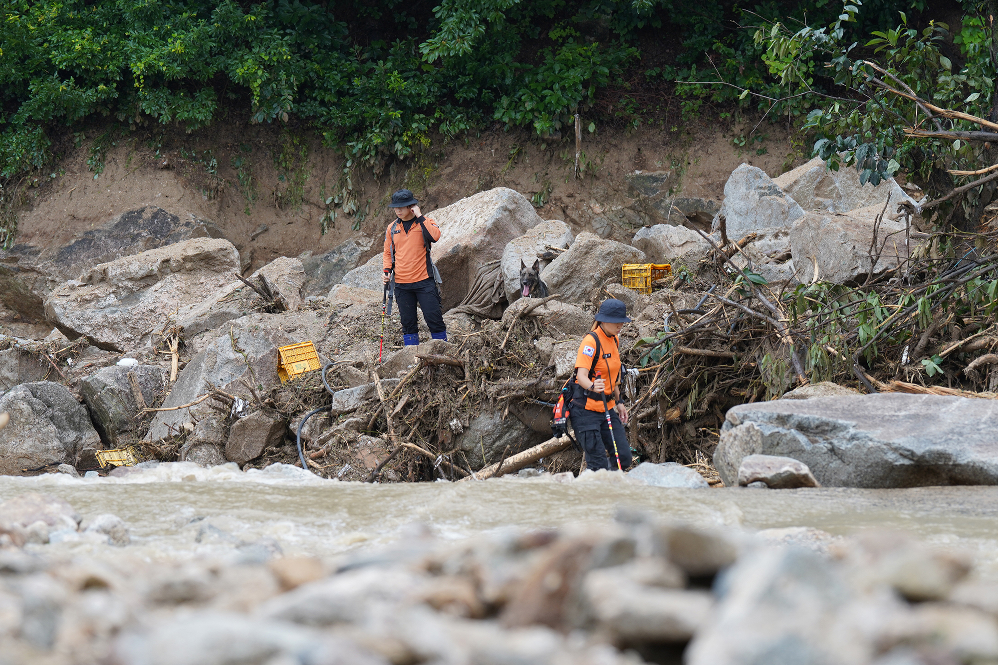 Rettungskräfte suchen in Yecheon nach Vermissten (Bild: Handout/National Fire Agency/AFP)