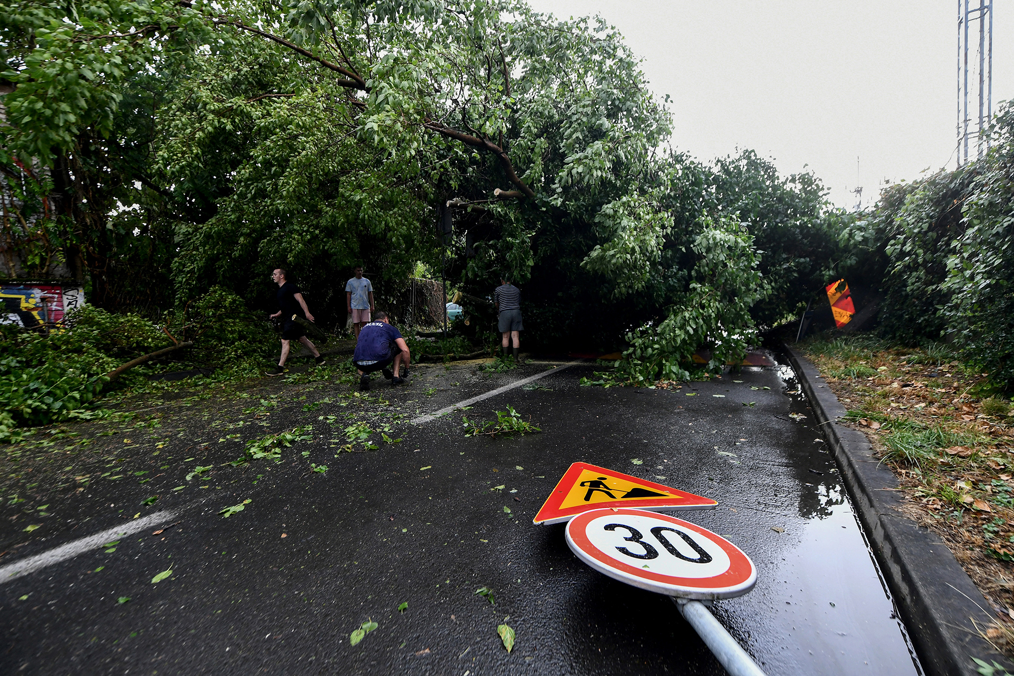 Der plötzliche Sturm hat in Zagreb Bäume entwurzelt (Bild: Denis Lovrovic/AFP)