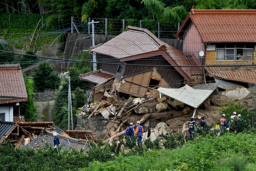 Rettungskräfte in Karatsu auf der japanischen Insel Kyushu (Bild: Kazuhiro Nogi/AFP)