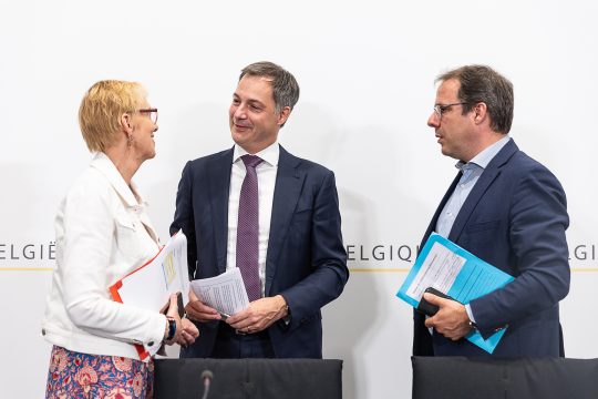 Pensionsministerin Karine Lalieux (PS), Premier Alexander De Croo und Mittelstandsminister David Clarinval haben die Rentenreform am Montagmittag vorgestellt (Bild: James Arthur Gekiere/Belga)