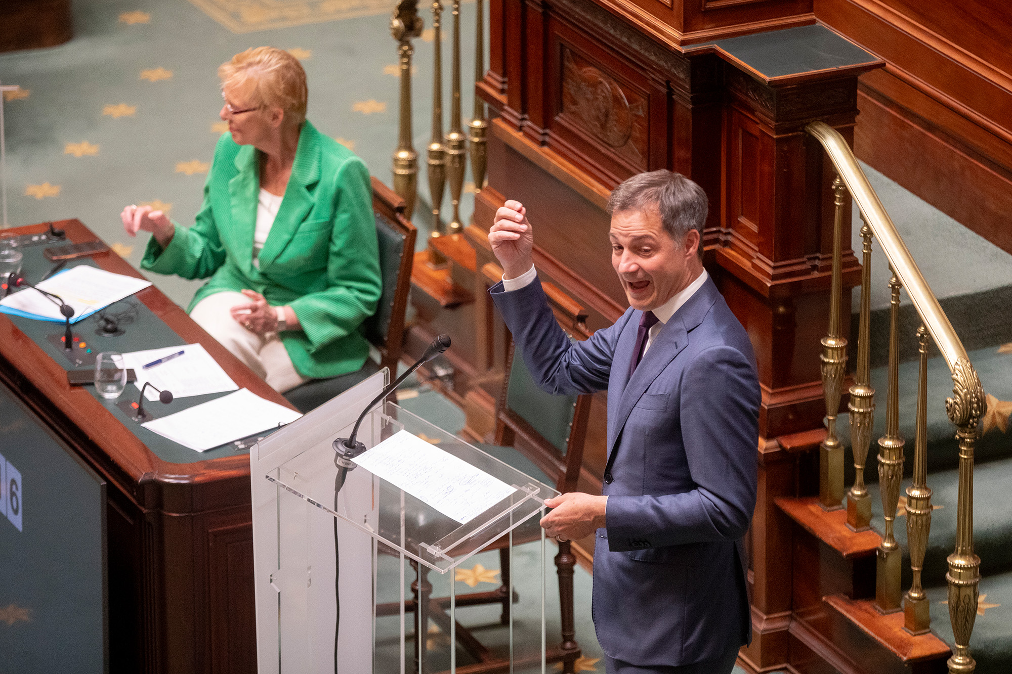 Pensionsministerin Karine Lalieux und Premier Alexander De Croo in der Kammer (Bild: Hatim Kaghat/Belga)
