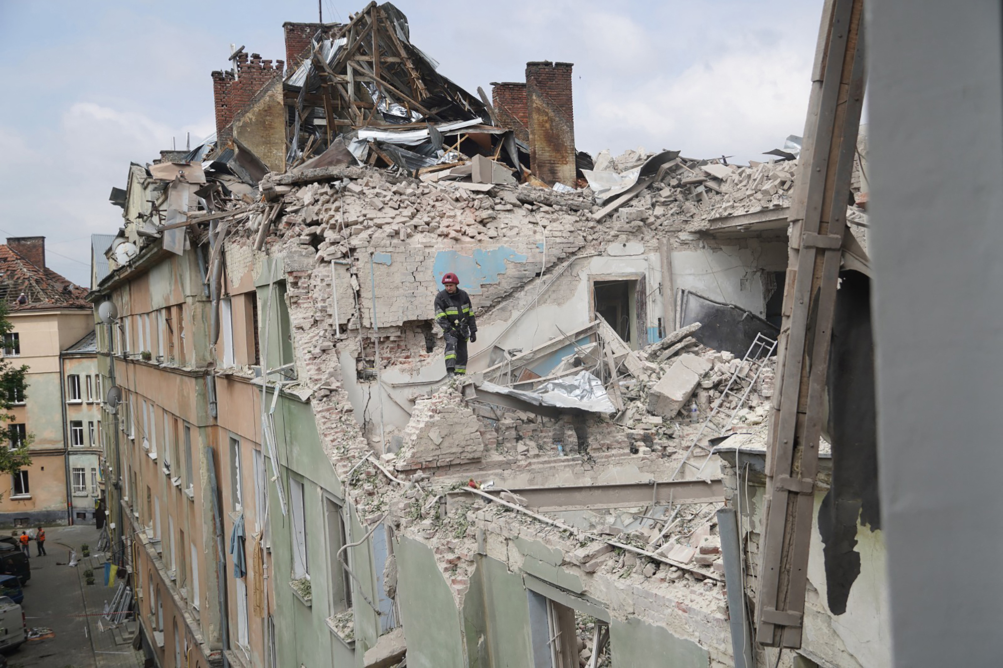 Zerstörte Gebäude in Lwiw nach dem Raketenangriff in der Nacht (Bild: Ukrainian Emergency Service/AFP)