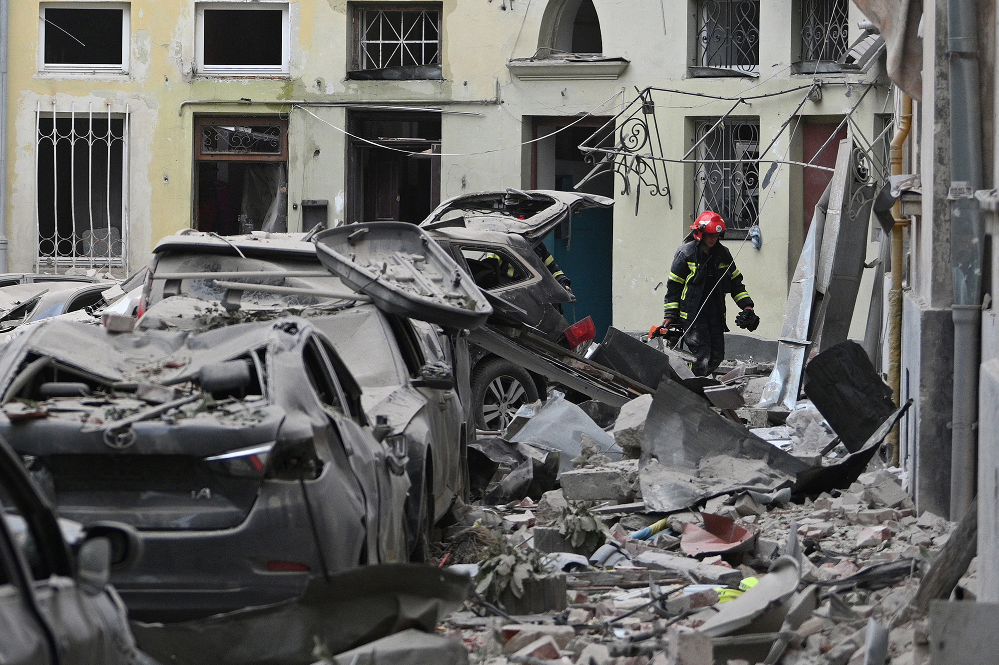 Rettungsarbeiten in Lwiw nach dem Raketenangriff (Bild: Yiriy Dyachyshyn/AFP)