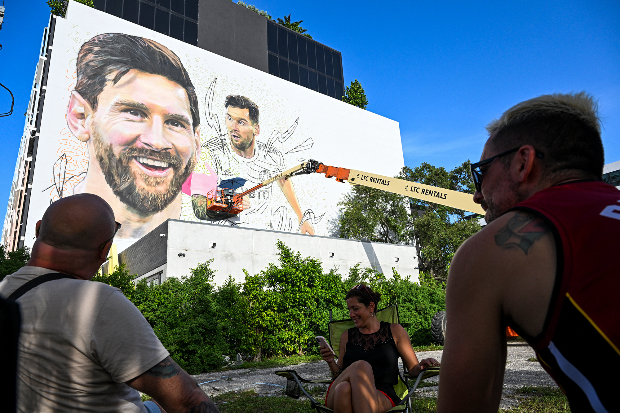 Der argentinische Künstler Maximiliano Bagnasco malt ein Messi-Porträt auf einer Fassade in Miami (Bild: Chandan Khanna/AFP)