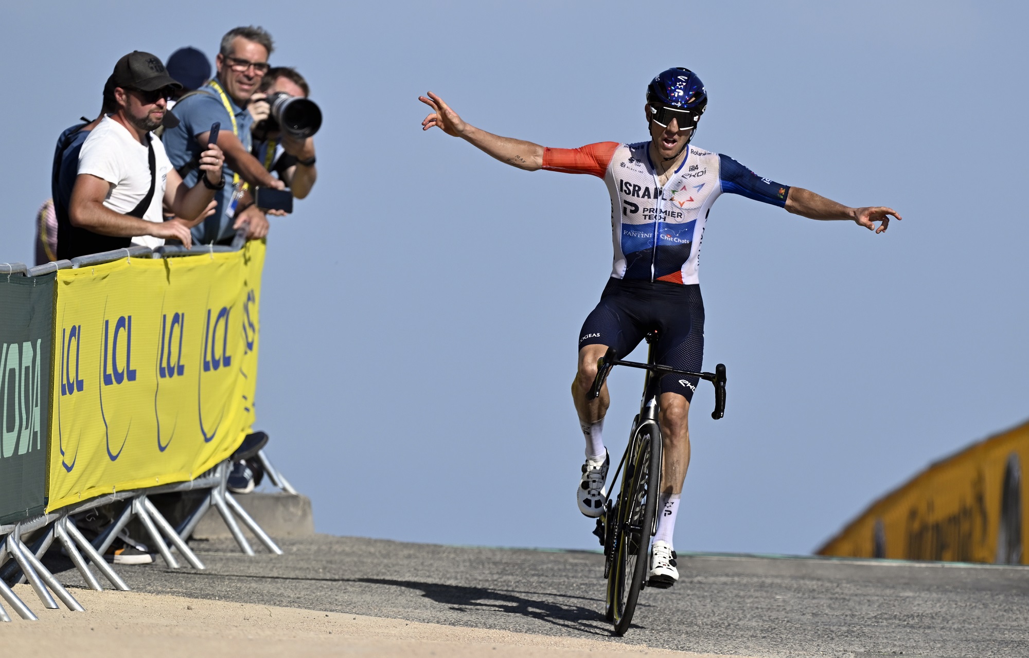 Michael Woods gewinnt am Puy de Dôme (Bild: Dirk Waem/Belga)