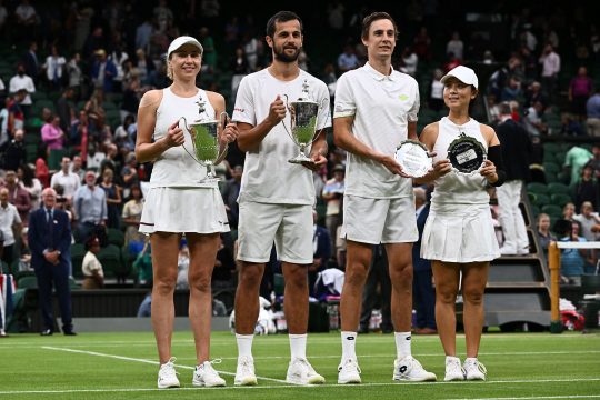 Der Kroate Mate Pavic (2.v.li.) und die Ukrainerin Lyudmyla Kichenok (li.) posieren mit ihren Trophäen neben dem Zweitplatzierten Joran Vliegen und der Chinesin Yifan Xu nach dem Wimbledon-Finale im gemischten Doppel (Bild: Sebastien Bozon/AFP)