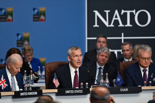 US-Präsident Joe Biden, Nato-Generalsekretär Jens Stoltenberg und Litauens Präsident Gitanas Nauseda beim Nato-Gipfel in Vilnius (Bild: Jacques Witt/Pool/AFP)