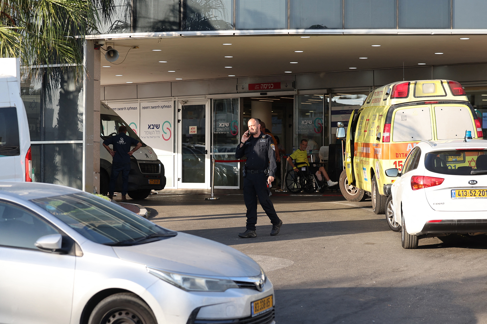 Polizei vor dem Krankenhaus in Ramat Gan in der Nähe von Tel Aviv (Bild: Ahmad Gharabli/AFP)