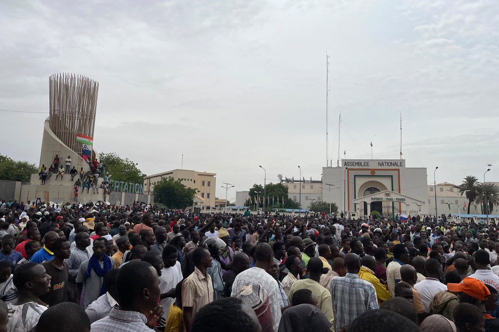 Unterstützer des Militärs versammeln sich am Donnerstag in Niamey (Bild: AFP)