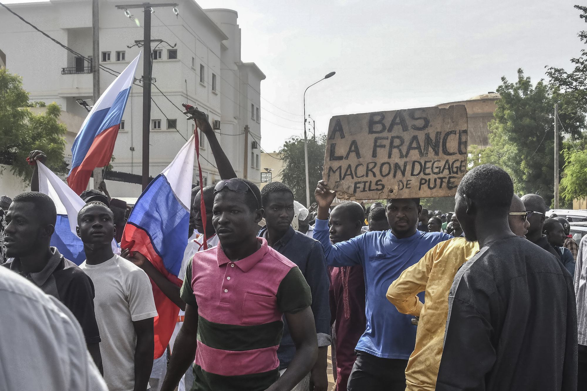 Unterstützer der neuen Machthaber mit russischen Fahnen und Anti-Frankreich-Slogans (Bild: AFP)