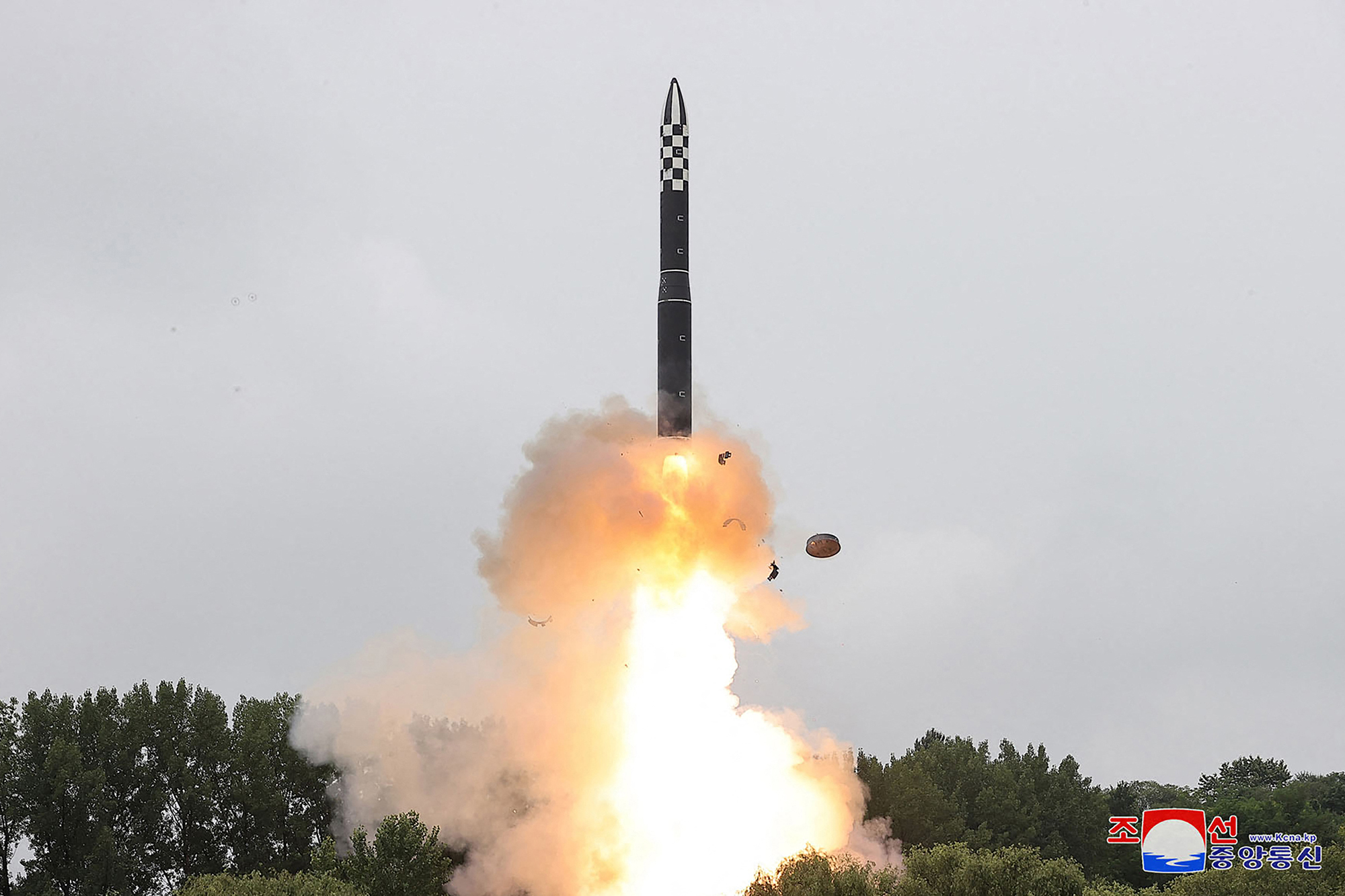 Nordkoreas offizielle Zentrale Nachrichtenagentur (KCNA) hat ein Bild vom Testabschuss der neuen ballistischen Interkontinentalrakete (ICBM) "Hwasong-18" veröffentlicht (Bild: KCNA via KNS/AFP)