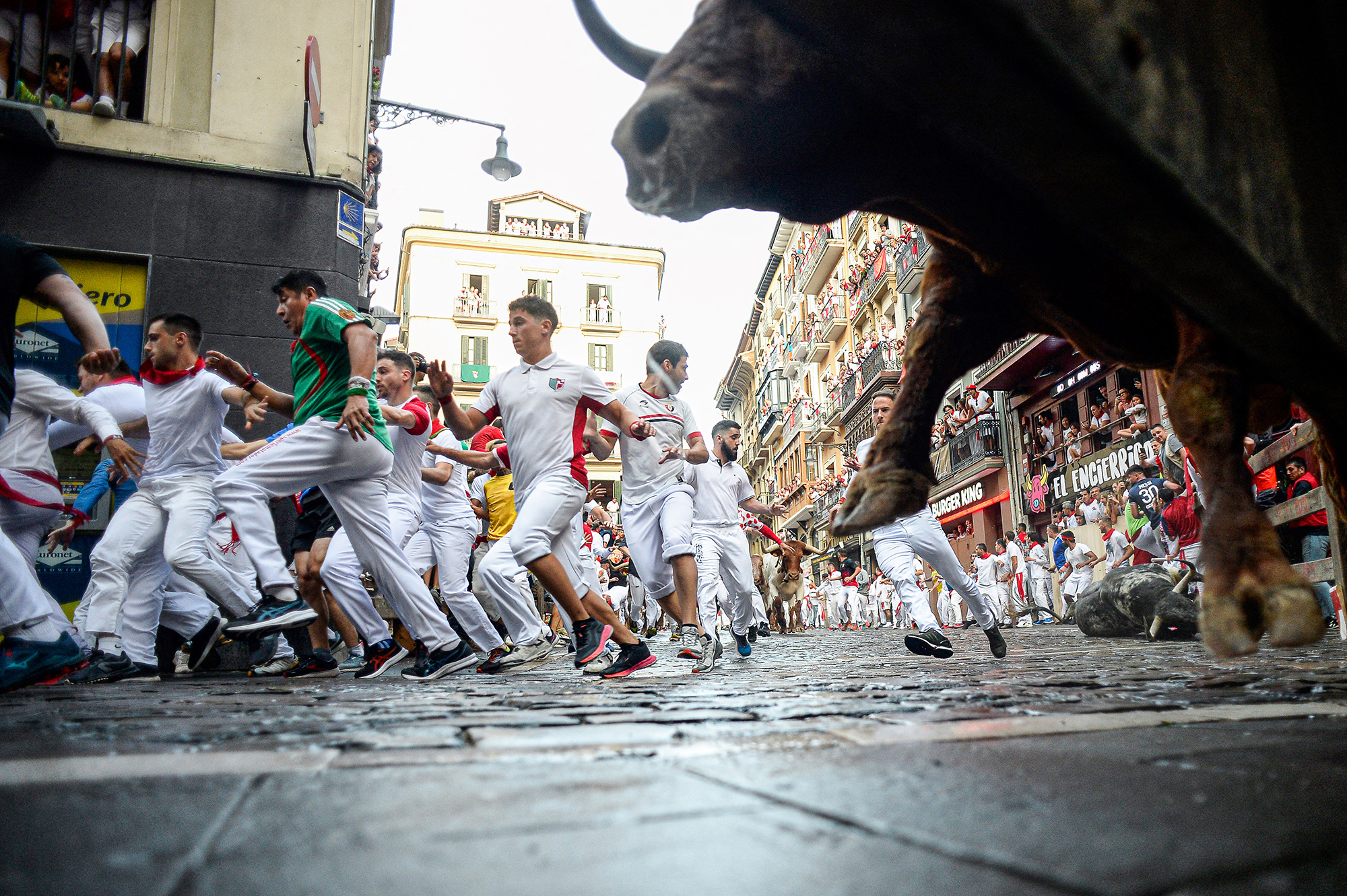 Stierhatz in Pamplona am Sonntagmorgen (Bild: Ander Gillenea/AFP)