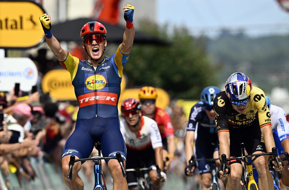 Jasper Pedersen verhindert den vierten belgische Tagessieg. Der Däne schlägt Jasper Philipsen und Wout van Aert (Bild: Jasper Jacobs/Belga)