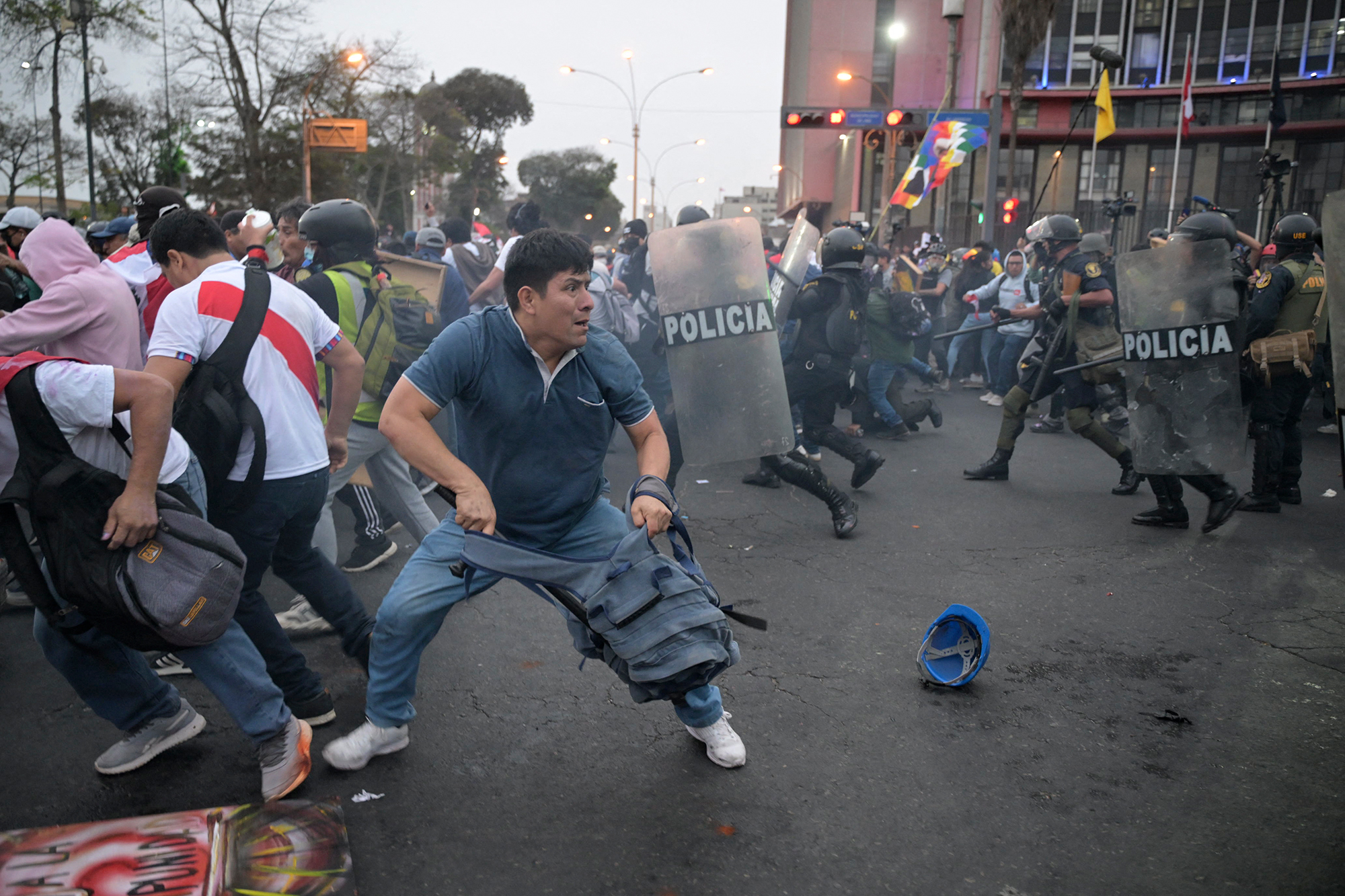 Gegner der Regierung der peruanischen Präsidentin Dina Boluarte geraten während einer Demonstration gegen Boluarte in Lima mit der Polizei aneinander (Bild: Ernesto Benavides/AFP)