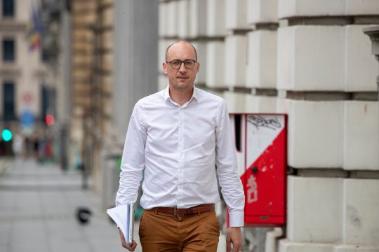 Finanzminister Vincent Van Peteghem vor dem letzten Treffen des Kernkabinetts in Brüssel (Bild: Nicolas Maeterlinck/Belga)