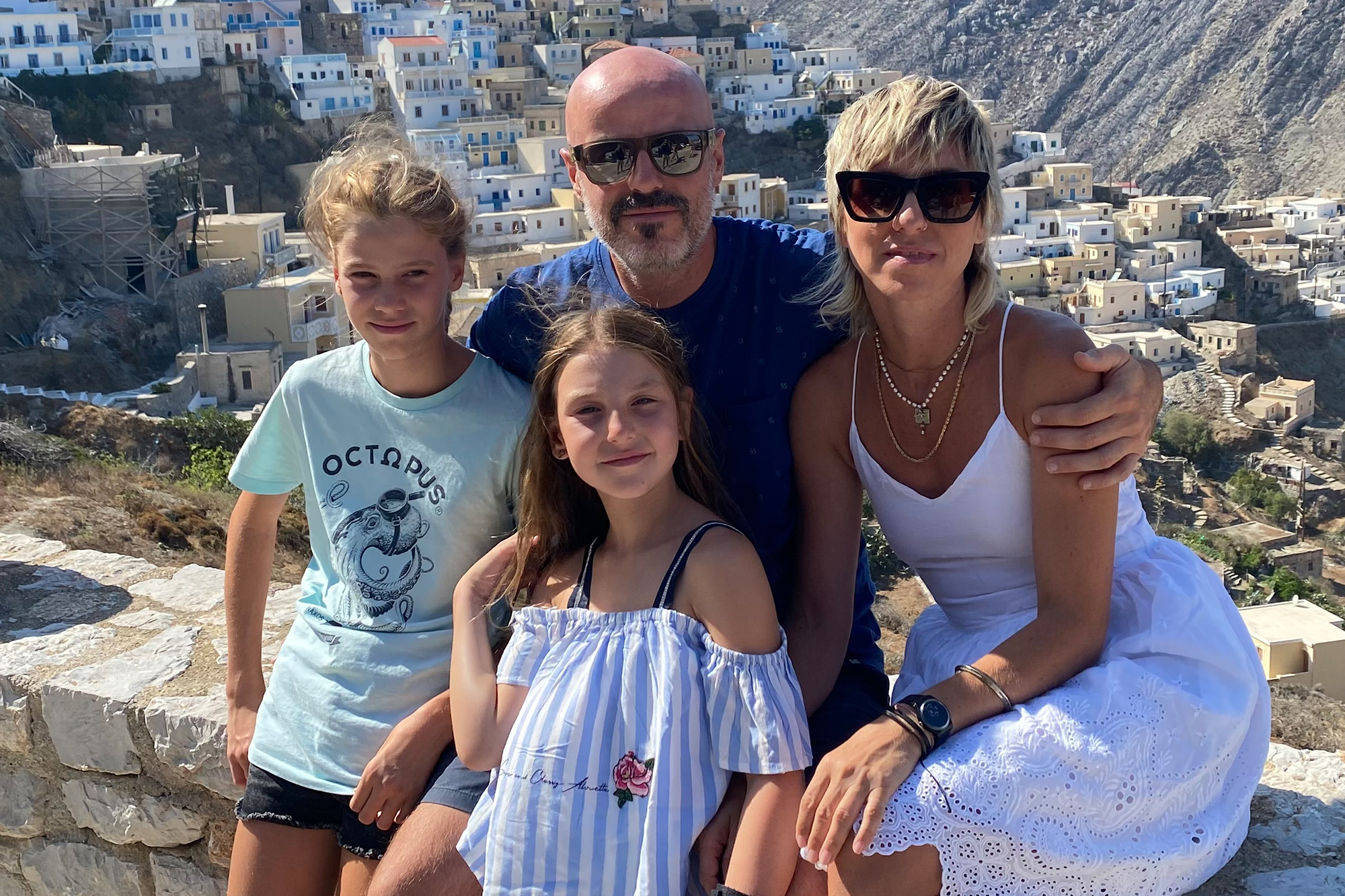 Philippe Mennicken mit seiner Familie auf der Insel Karpathos (Bild: privat)