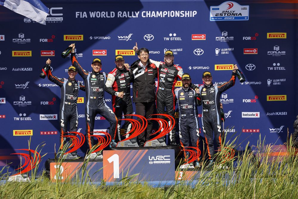 Das Treppchen der Rallye Estland: Sieger Kalle Rovanperä/Jonne Halttunen, Thierry Neuville/Martijn Wydaeghe auf Platz zwei und Esapekka Lappi/Janne Ferm auf Platz drei (Bild: Austral/Hyundai Motorsport)