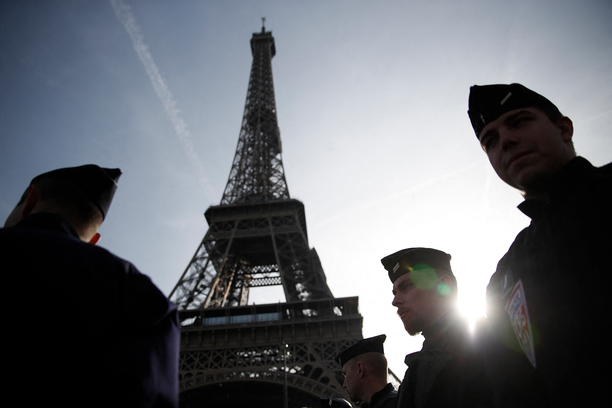 Französische Polizisten vor dem Eiffelturm in Paris (Archivbild: Christian Hartmann/Pool/AFP)