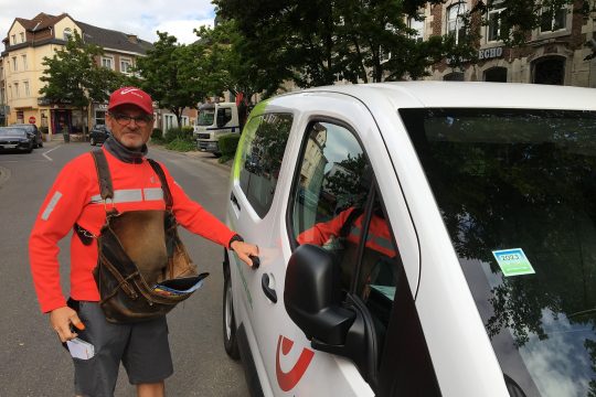 Postbote Henri Van Ael (Bild: Judith Peters/BRF)