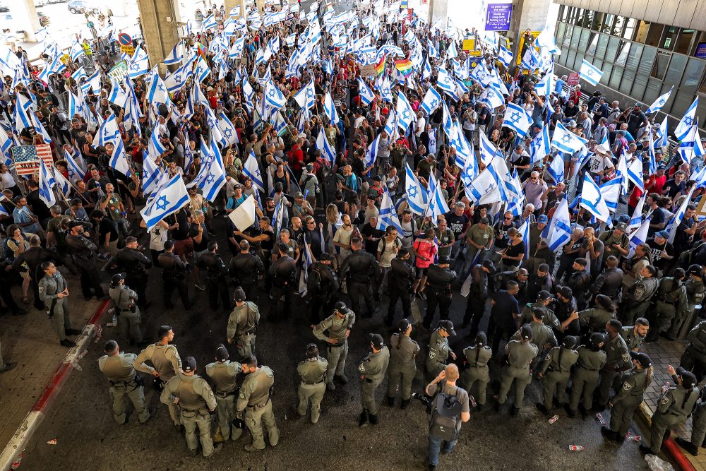 Demonstranten in der Nähe des Ben-Gurion-Flughafens in Tel Aviv (Bild: Jack Guez/AFP)