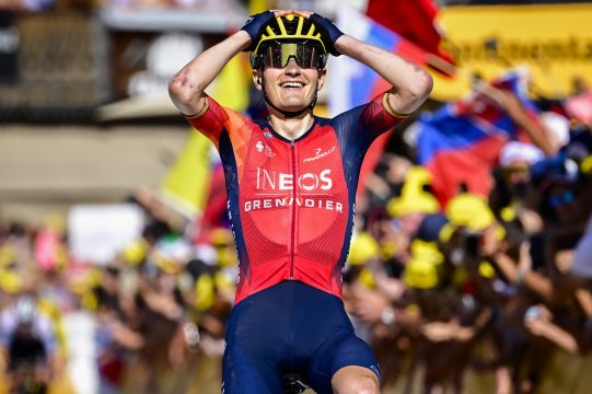 Carlos Rodriguez nutzte den Zweikampf zwischen Vingegaard und Pogacar (Bild: David Pintens/Belga)