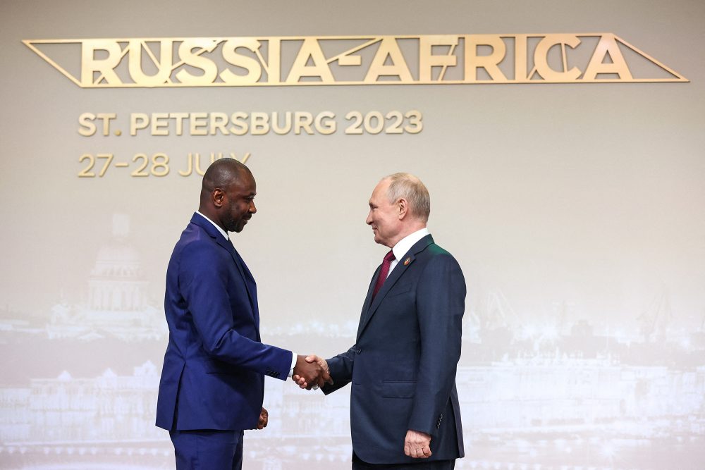 Russlands Präsident Wladimir Putin mit Assimi Goita (Mali) in St. Petersburg (Bild: Sergei Bobylov/Tass Host Photo Agency/AFP)