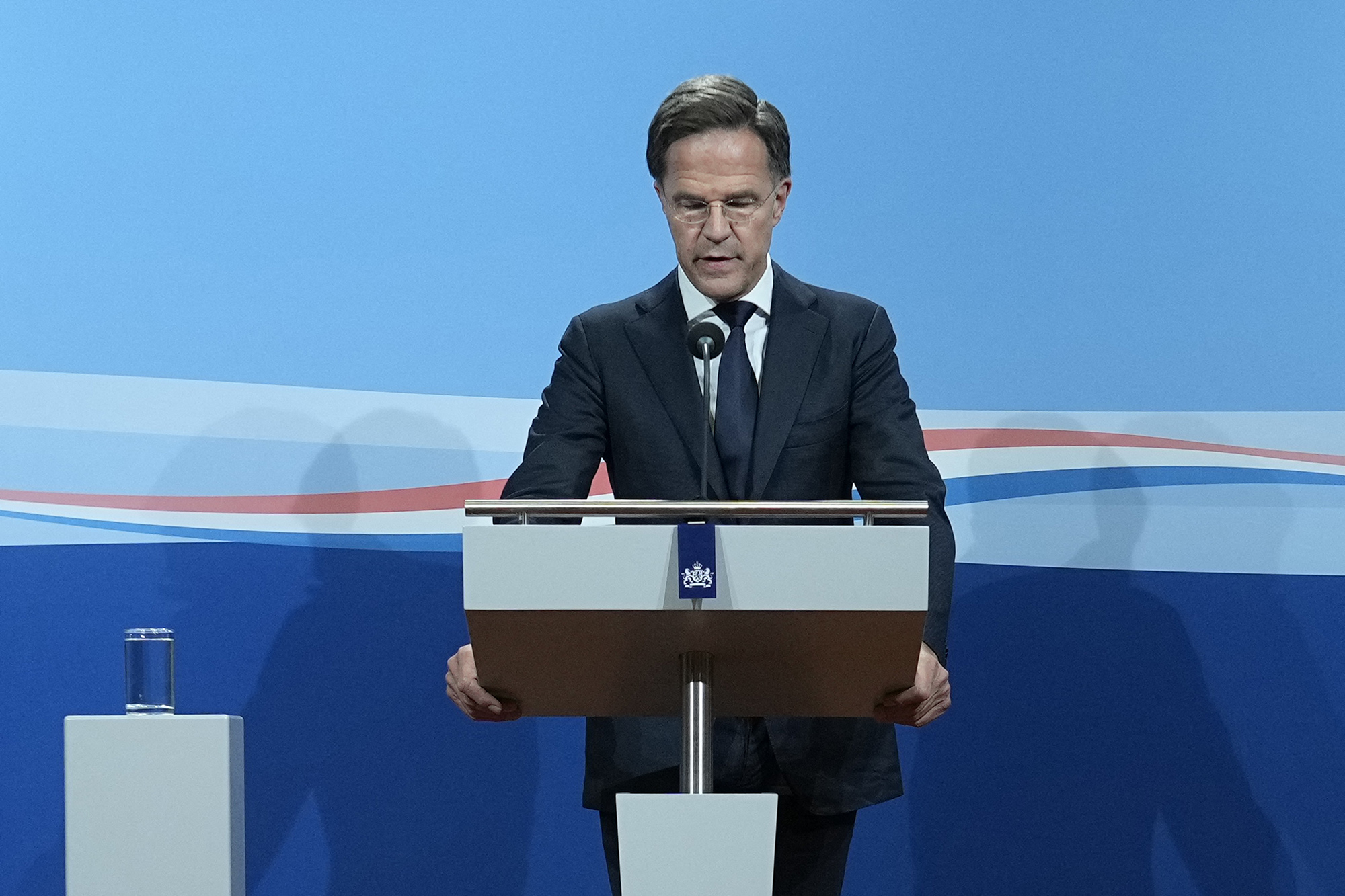 Der niederländische Premier Mark Rutte bei der Pressekonferenz zum Rücktritt seiner Regierung (Bild: Phil Nijhuis/ANP/AFP)