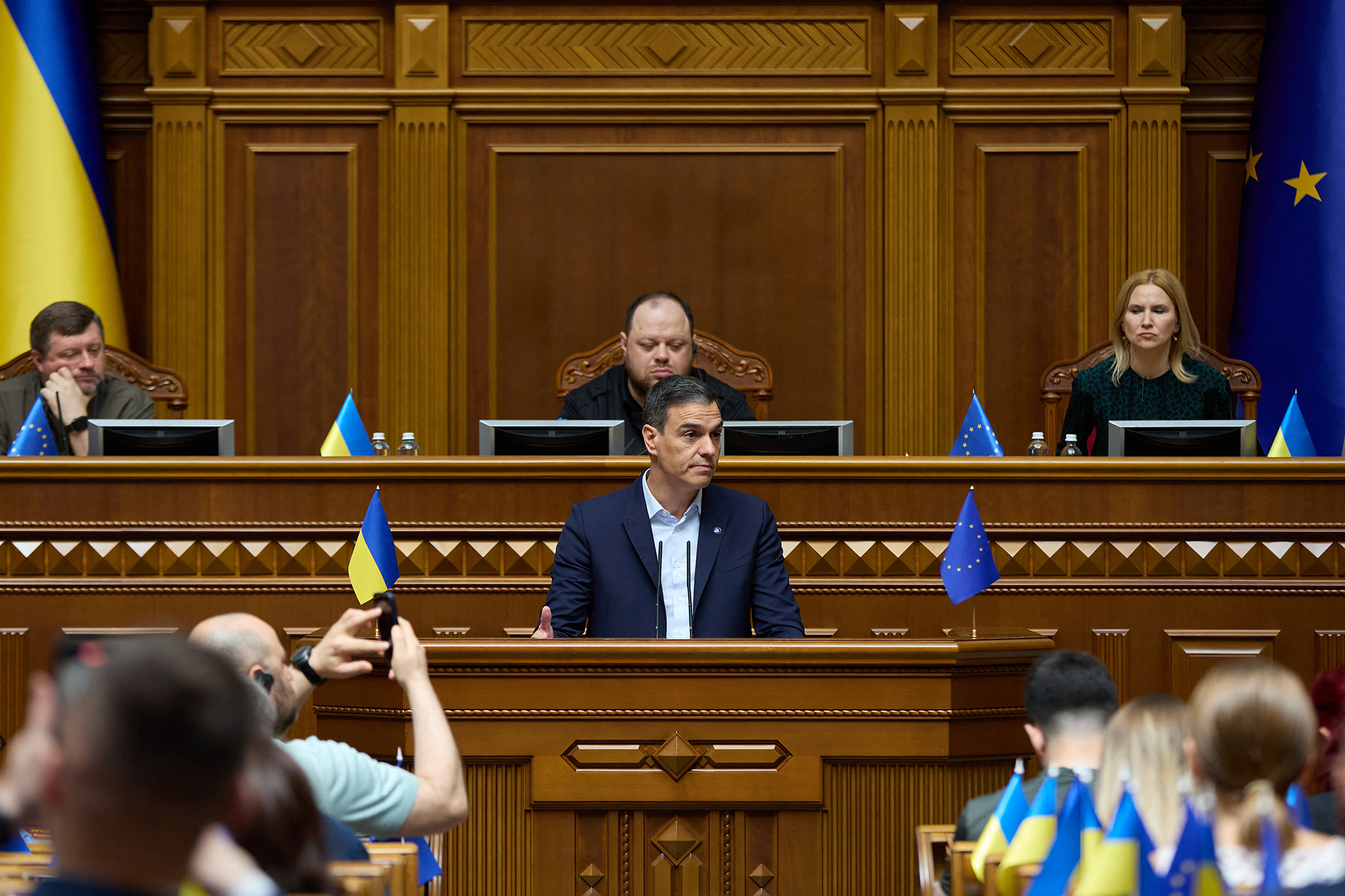 Spaniens Ministerpräsident Pedro Sánchez im ukrainischen Parlament in Kiew (Bild: Vadhim Sarakhan/AFP)