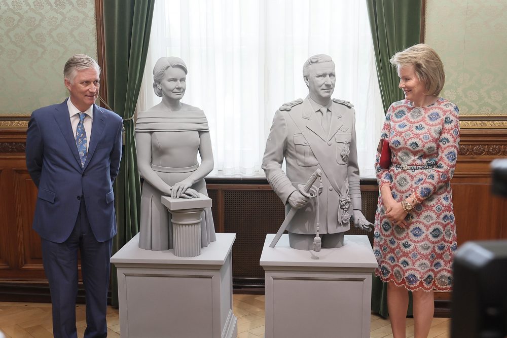Königin Mathilde und König Philippe bei der Einweihung von Skulpturen des Königspaars im Senat des föderalen Parlaments in Brüssel (Bild: Bruno Fahy/Belga)