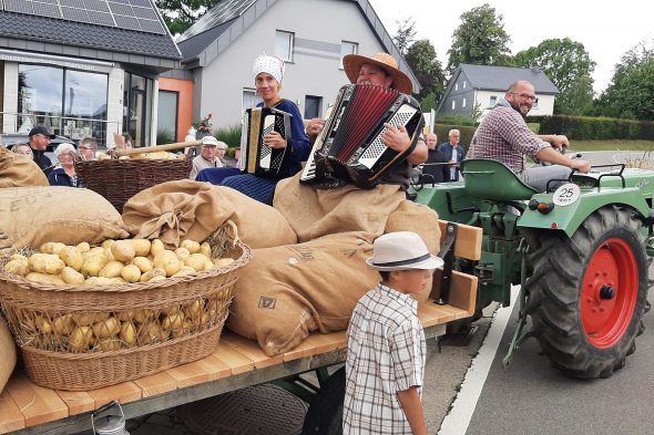 Sommerfest Amel: Heitere Reise in die Vergangenheit (Bild: Manuel Zimmermann/BRF)