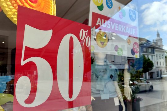 Sommerschlussverkauf in Eupen (Bild: Manuel ZImmermann/BRF)