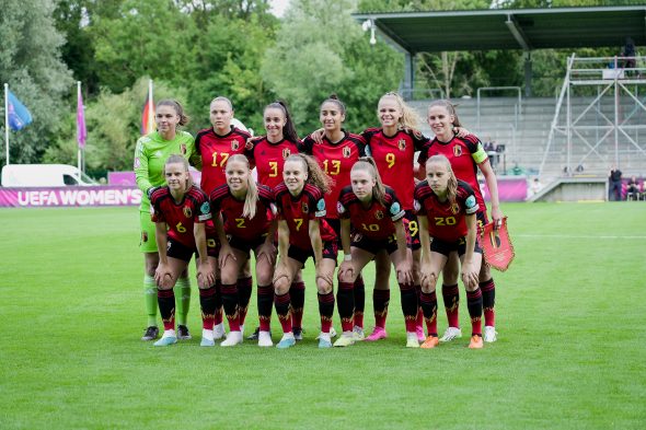 Die Young Flames vor dem Spiel gegen Deutschland (Bild: RBFA)