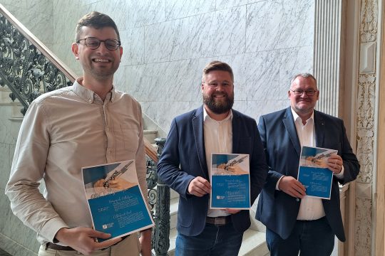 Fachbereichsleiter Yorick Pommée, Steven Gass vom Ostbelgienfestival und Freddy Genten vom Bürgerfonds (Bild: Gudrun Hunold/BRF)