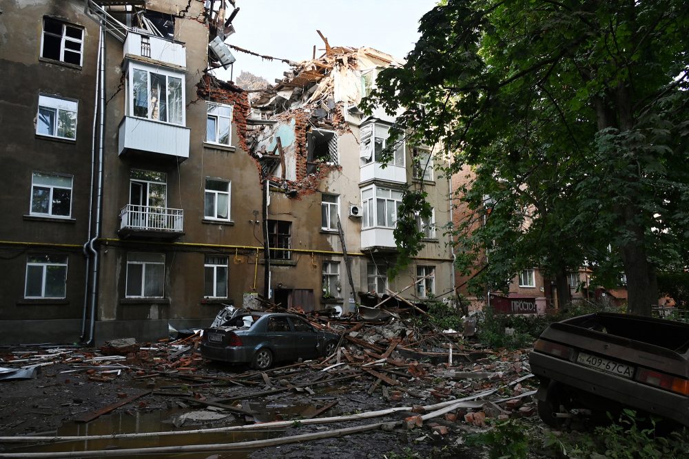 Zerstörtes Wohngebäude in Sumy nach einem russischen Drohnenangriff (Archivbild: Sergey Bobok/AFP)