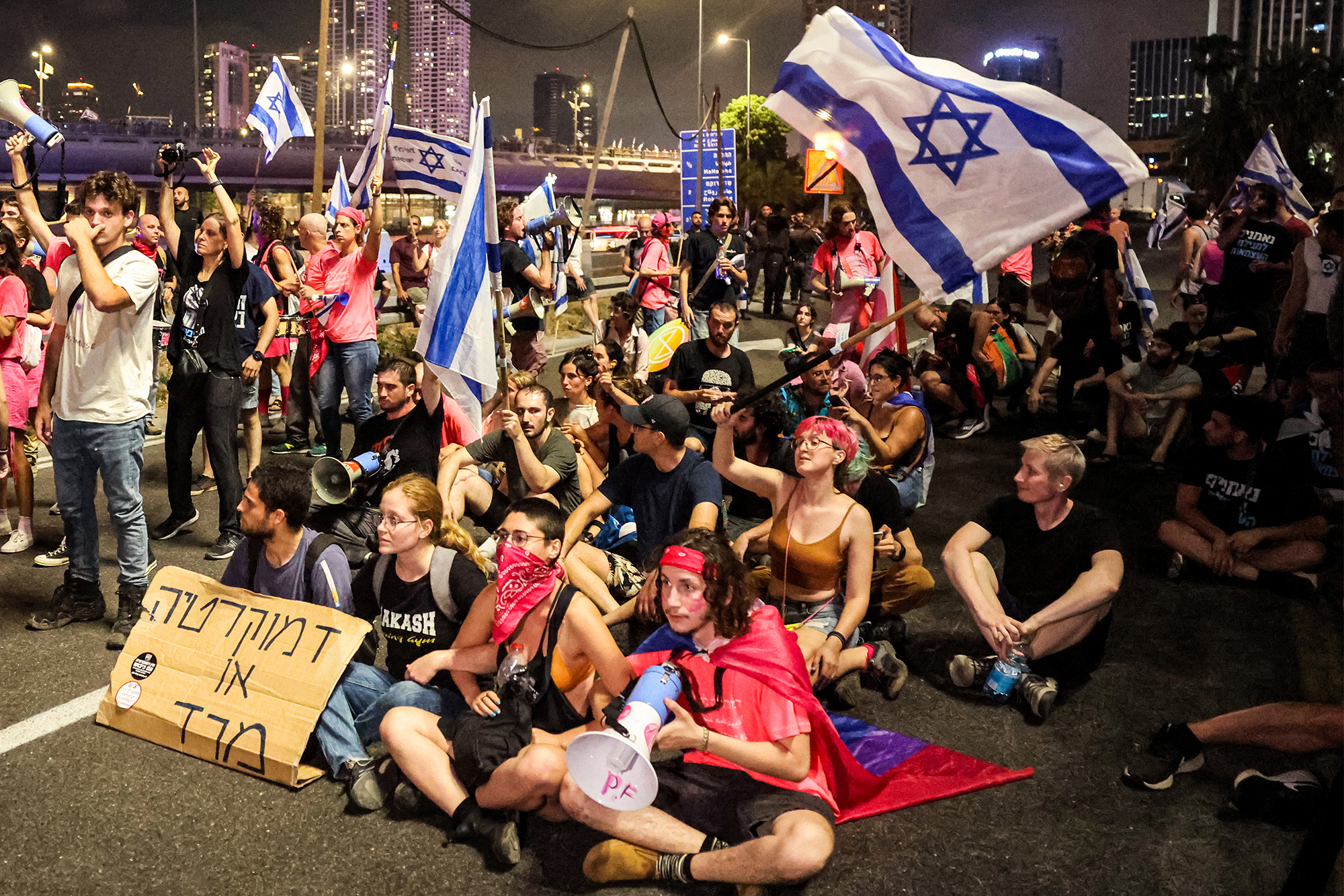 Demonstranten blockieren eine Autobahn in Tel Aviv (Bild: Jack Guez/AFP)