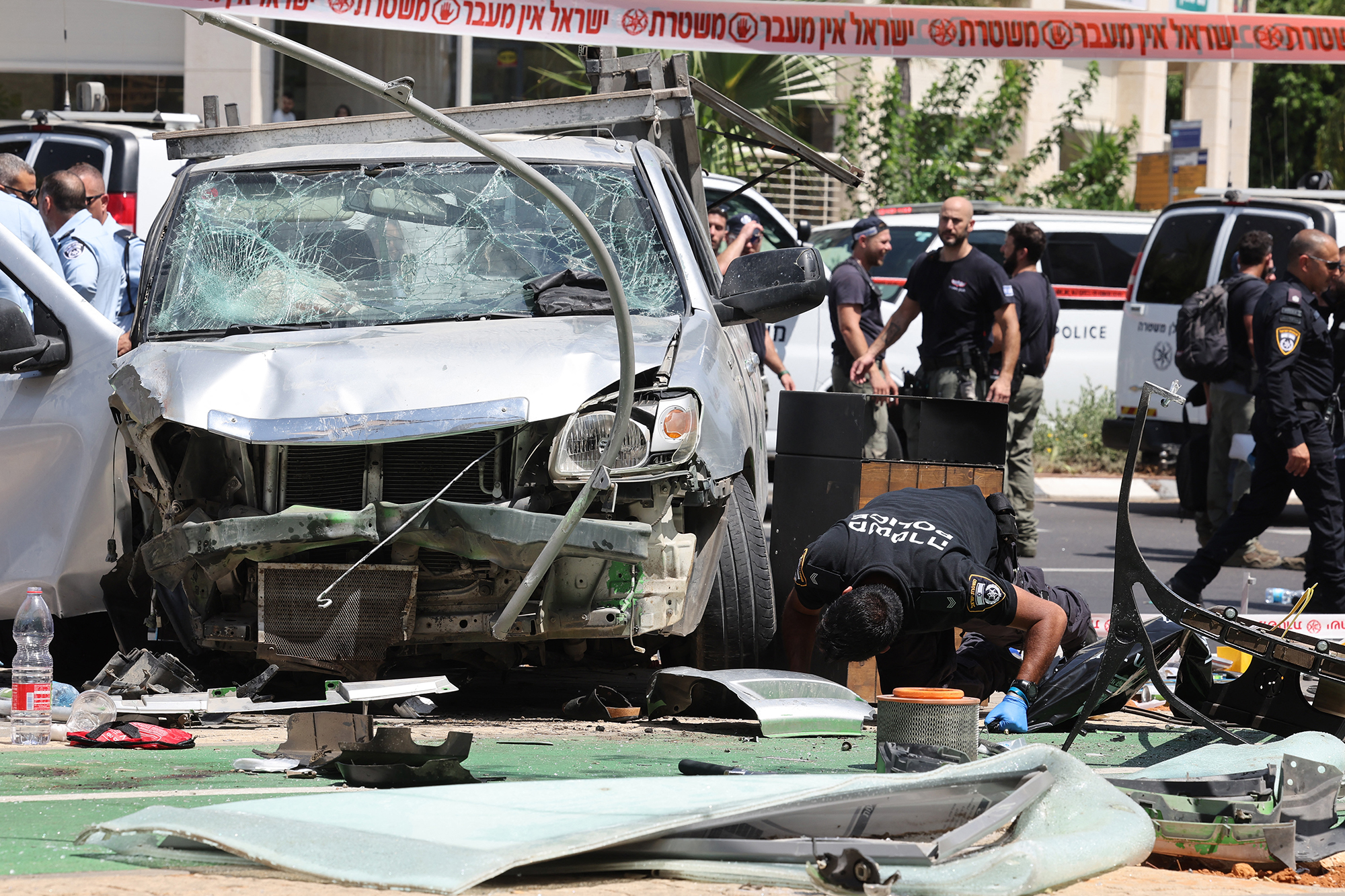 Auto fährt in Tel Aviv in Menschenmenge: Israelische Sicherheitsleute und Rettungskräfte vor Ort (Bild: Jack Guez/AFP)