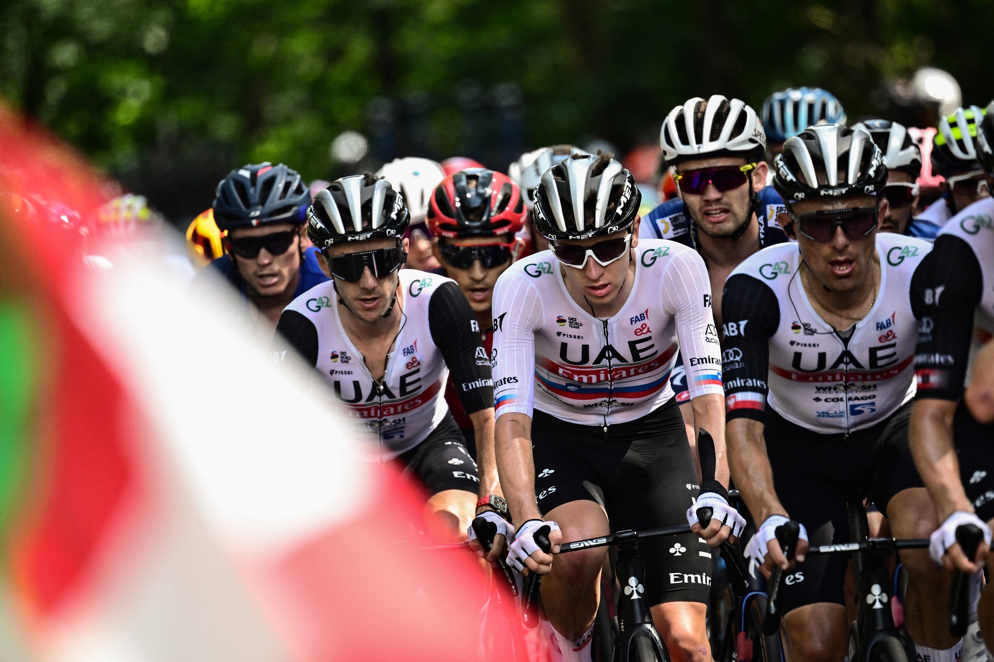Tadej Pogacar und Teamkollege Adam Yates auf der ersten Etappe der Tour de France im Baskenland (Bild: Marco Bertorello/AFP)