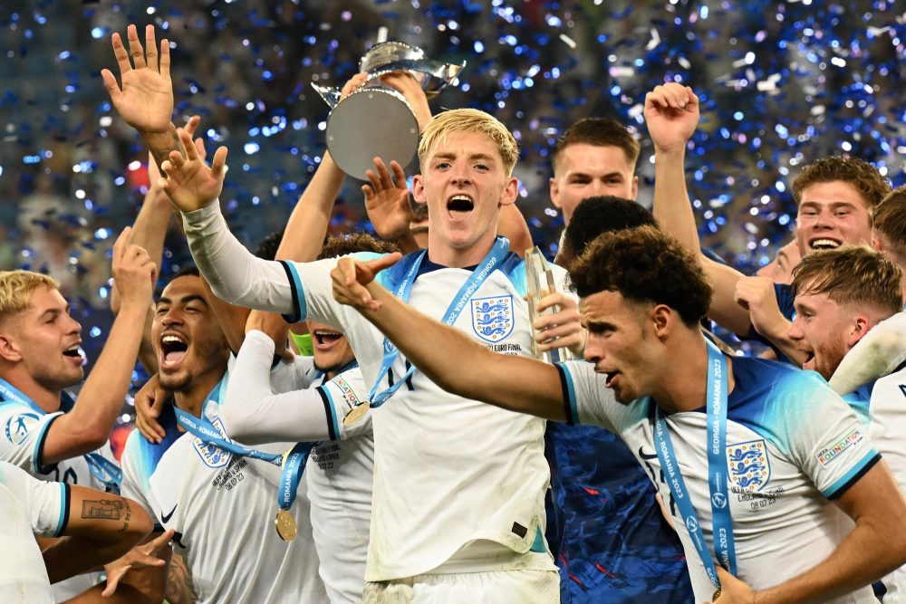 Englands Nachwuchs freut sich über den Titelgewinn im EM-Finale gegen Spanien (Bild: Vano Shlamov/AFP)