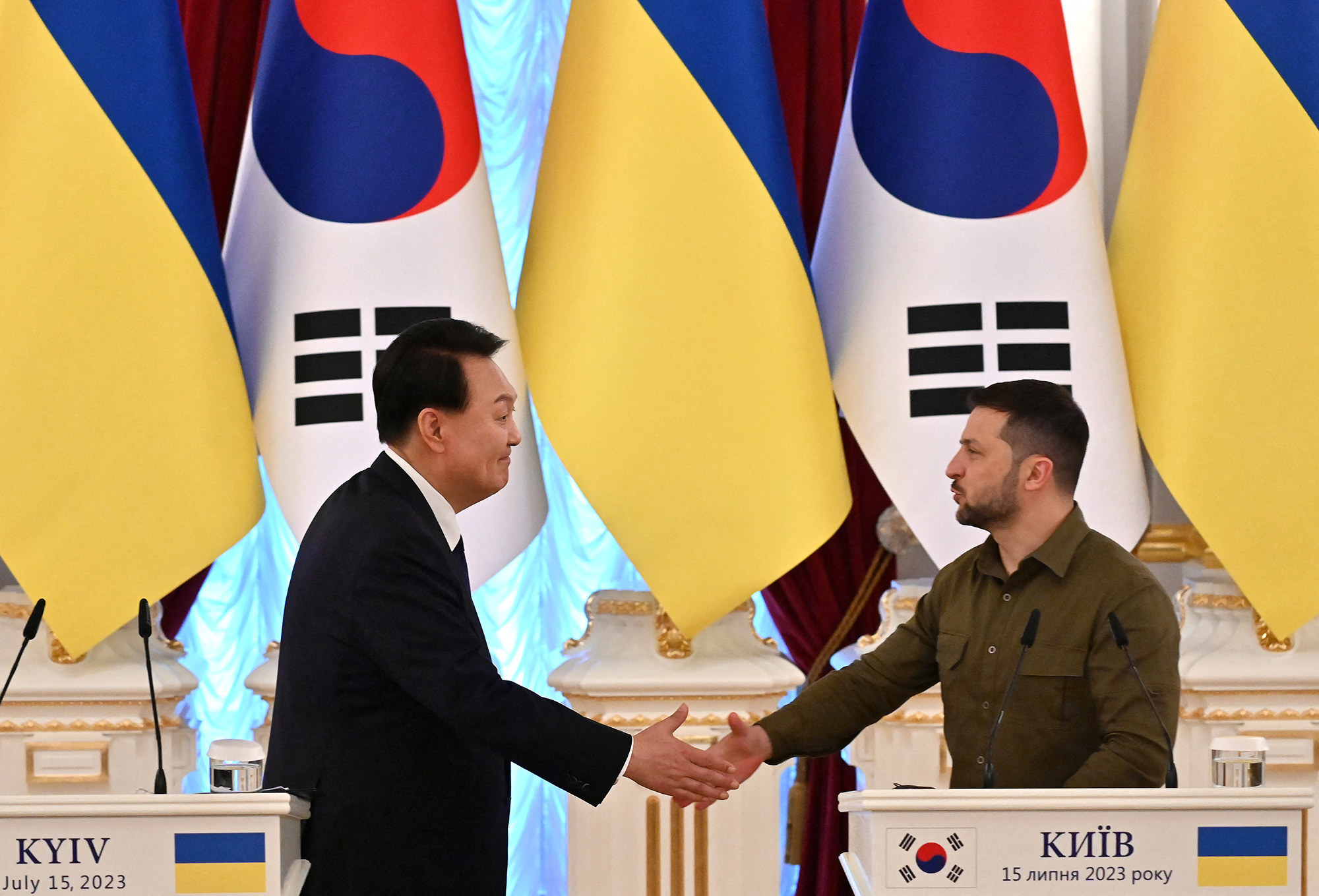 Der südkoreanische Präsident Yoon seinen ukrainischen Amtskollegen Selenskyj in Kiew (Bild: Sergej Supinsky/AFP)