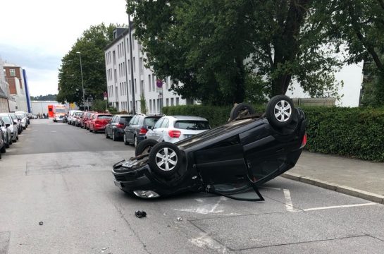 Auto überschlägt sich in der Aachener Henricistraße (Bild: Polizei Aachen)