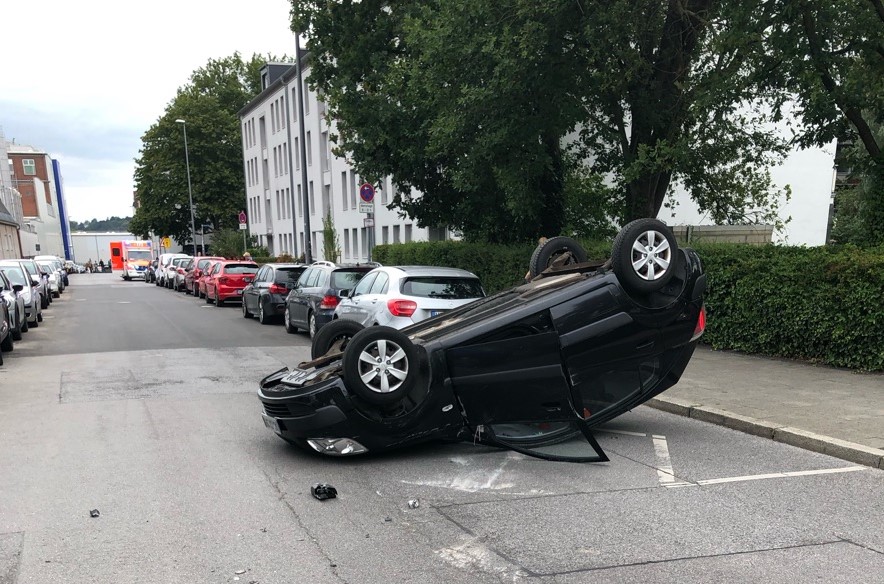 Auto überschlägt sich in der Aachener Henricistraße (Bild: Polizei Aachen)