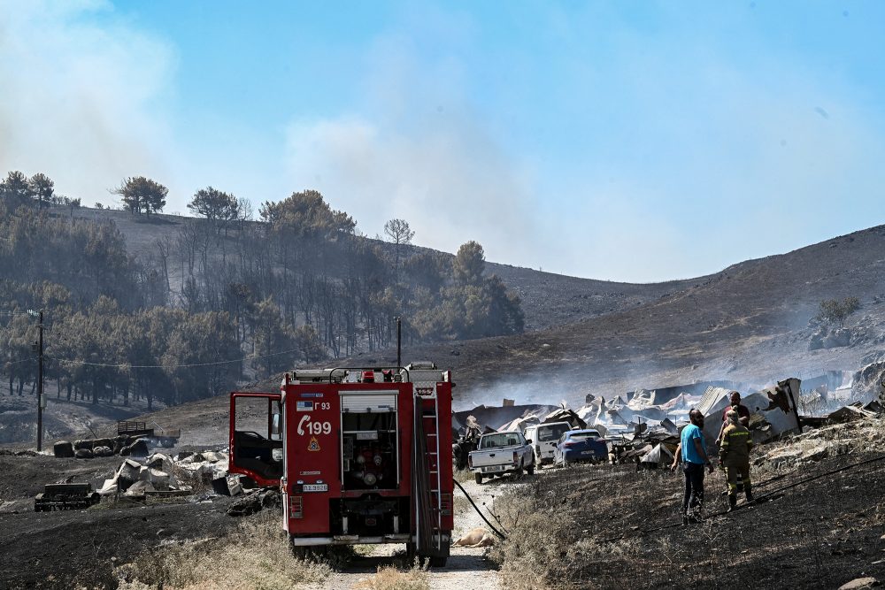 Feuerwehrfahrzeug in der Nähe der griechischen Stadt Volos am Donnerstag (Bild: Tatiana Bolari/Eurokinissi/AFP)