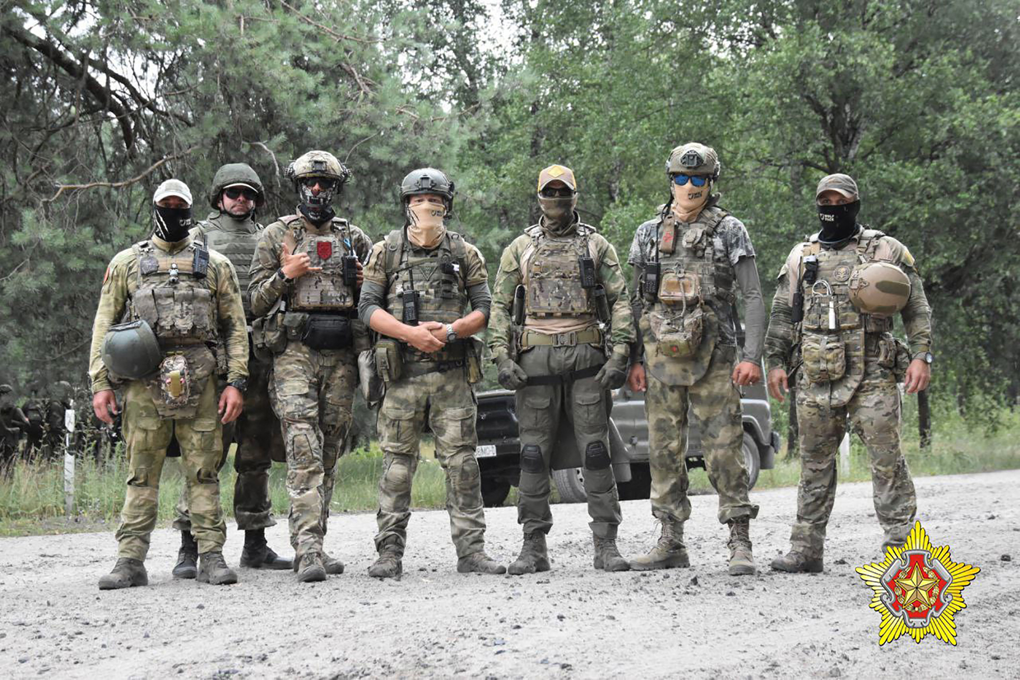 Wagner-Kämpfer mit belarussischen Soldaten auf dem Militärstützpunkt Brestsky (Bild: Belarusian Defence Ministry/Telegram/AFP)