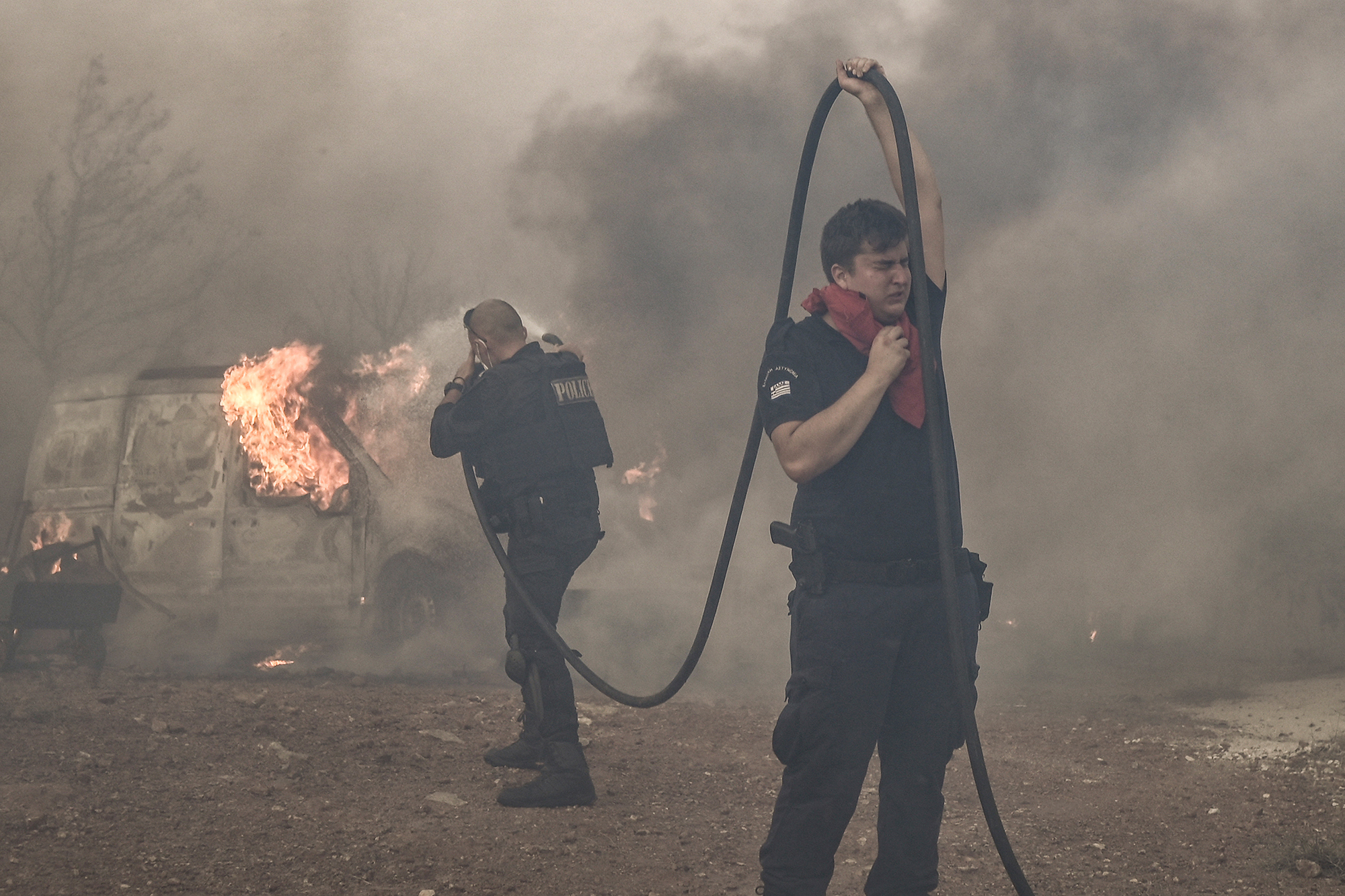 Polizeibeamte kämpfen gegen ein Feuer in der Gegend von Lagonisi, etwa 35 Kilometer von Athen entfernt, an (Bild: Spyros Bakalis/AFP)